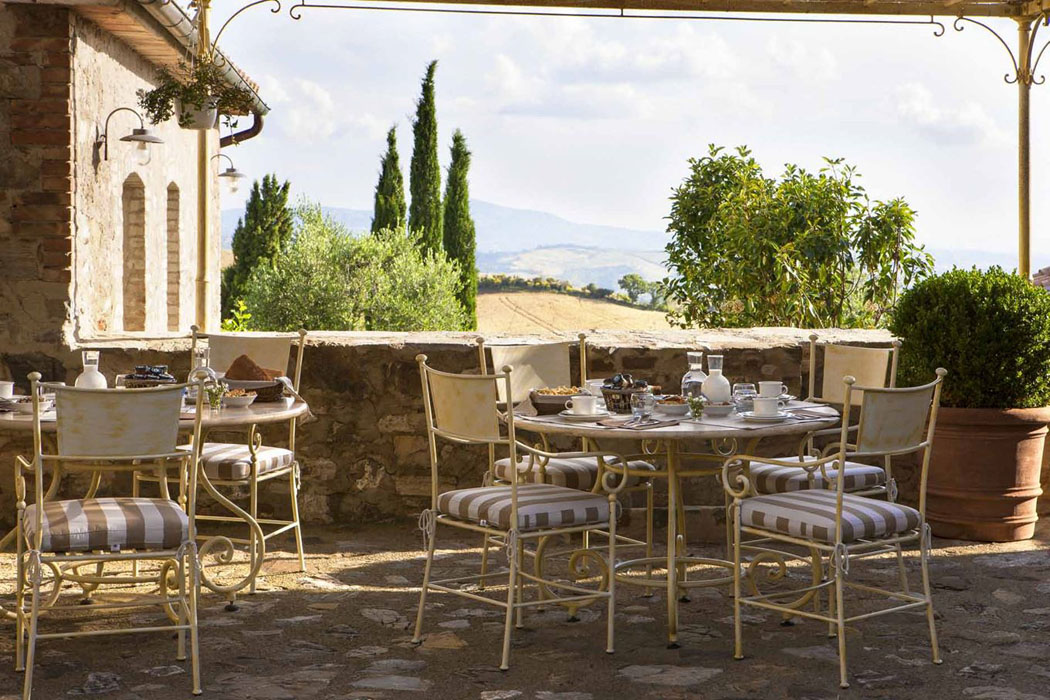 Une maison de charme authentique avec sa terrasse au mobilier rétro en fer forgé terrasse maison de campagne avec vue
