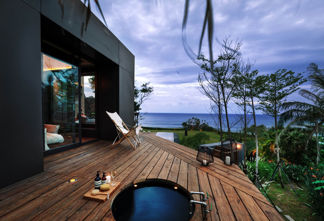 La terrasse devant la maison présente une autre surprise agréable – le mini jacuzzi SPA terrasse jacuzzi vacances paradisiaque à louer