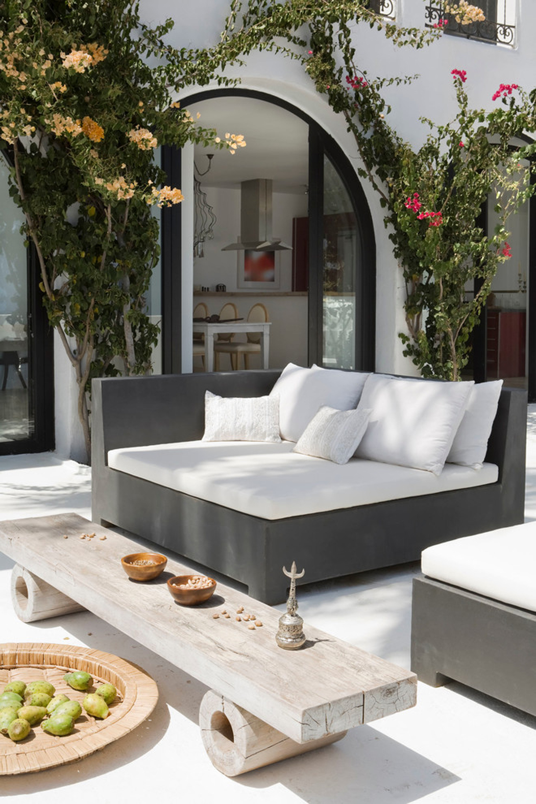 Salon de jardin offrant tout le confort nécessaire pour des vacances agréables espaces outdoor avec un mobilier design moderne