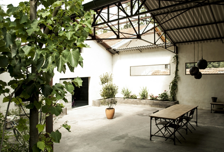 L’espace outdoor en béton avec un aspect industriel très prononcé extérieur loft industriel transformée en maison
