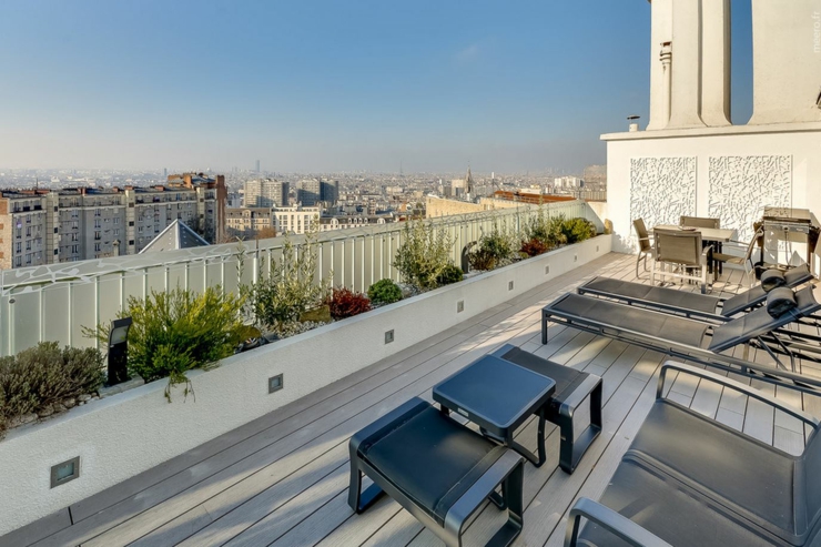 Chaises longues et vue superbe sur la capitale française terrasse vue sur paris duplex de luxe