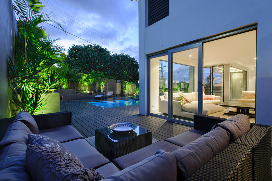 La terrasse ou séjour en plein air de cette magnifique maison design moderne & citadin terrasse maison contemporaine moderne
