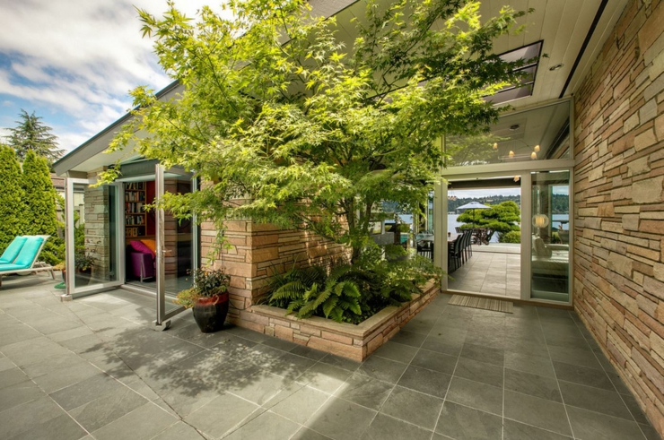 Terrasse devant et derrière la résidence familiale moderne belle maison de ville luxe
