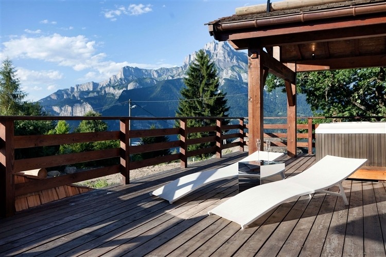 Vue magnifique sur les Alpes depuis la terrasse terrasse teck chalet en bois dans les alpes