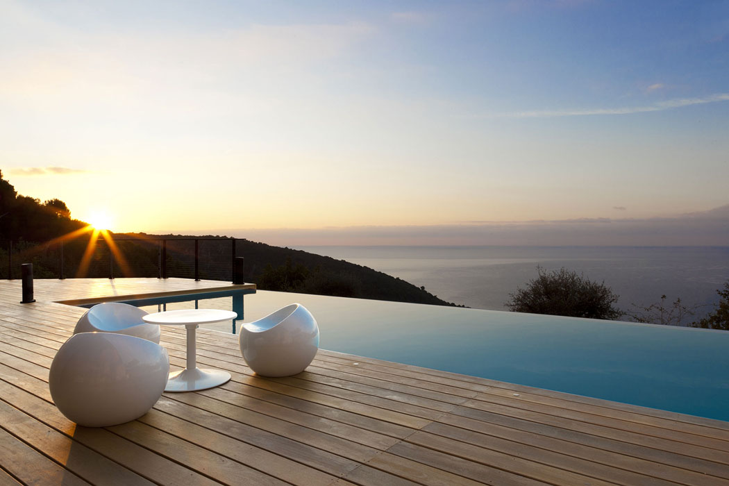 Le beau panorama sur la mer de cette maison d’architecte monégasque Terrasse en bois exotique massif belle maison monaco