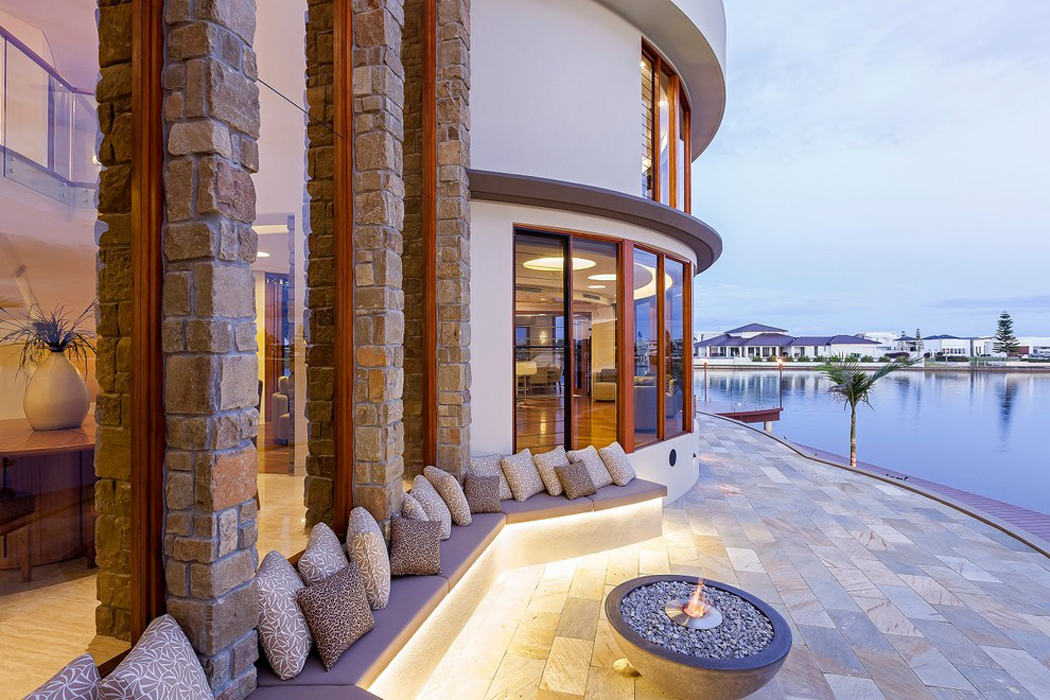 Terrasse agréable avec vue sur la piscine et la mer