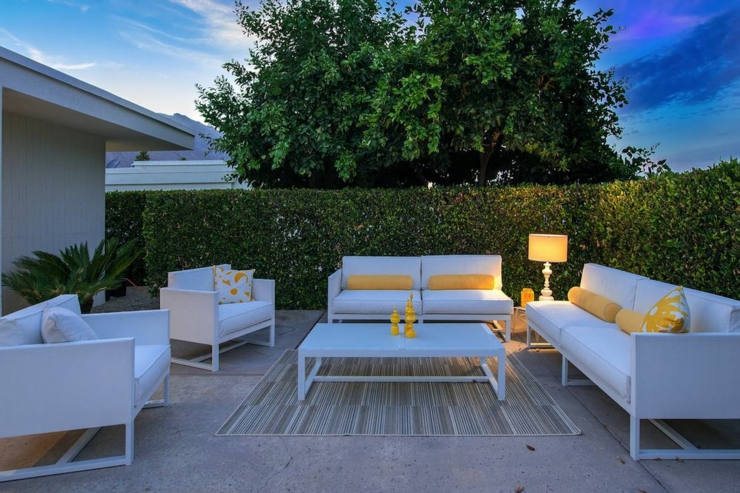 La terrasse avec son salon de jardin vue de nuit ambiance conviviale espace outdoor maison neuve
