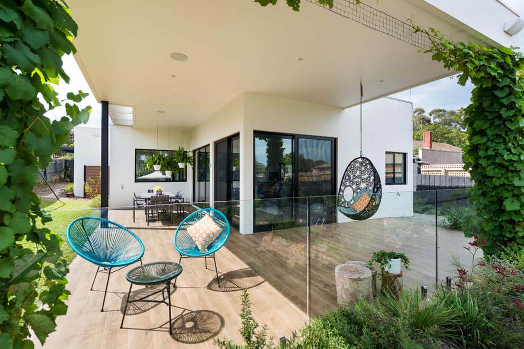 terrasse couverte maison moderne familiale banlieue
