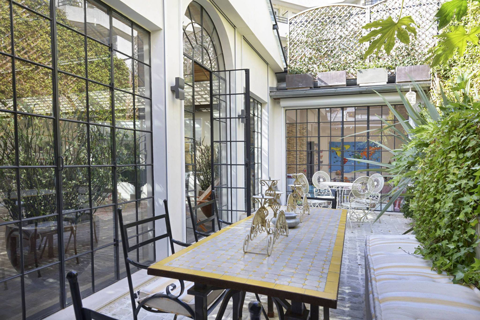 Verrières et terrasse en pavé pour une ambiance agréable et classe à la fois Cour privative intérieur patio résidence de luxe