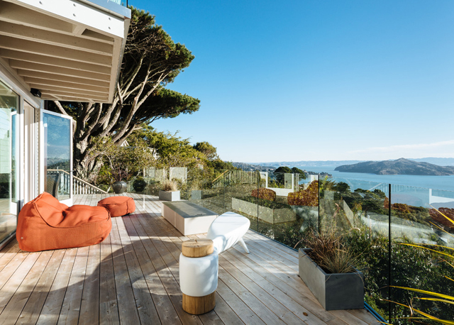 Outdoor de maison avec vue sur l'eau