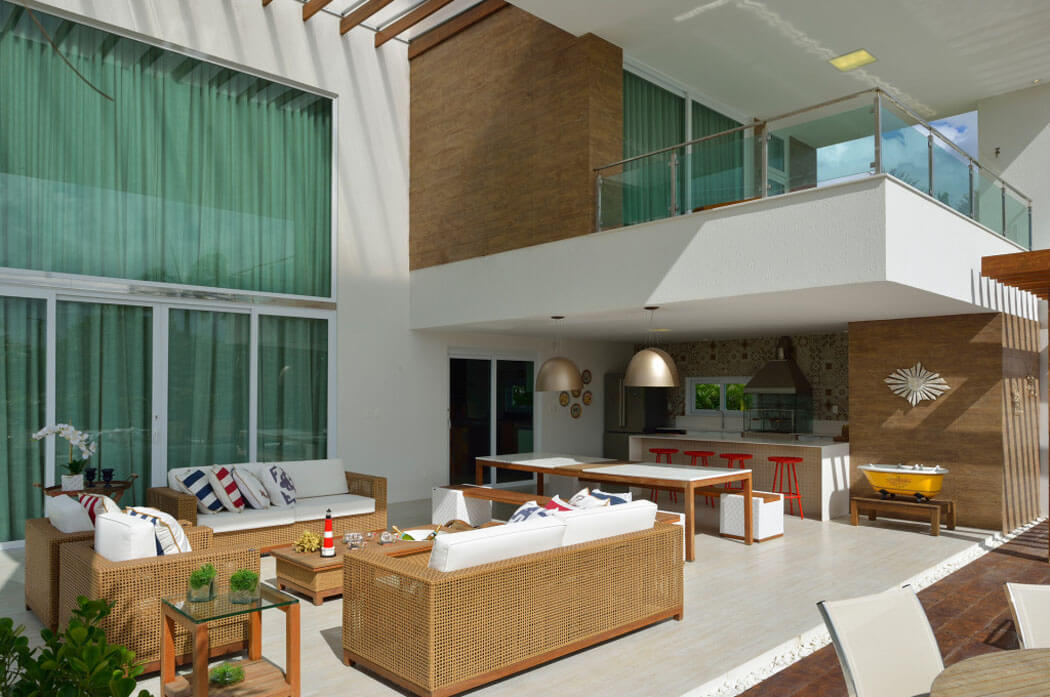 Salon, salle à manger et cuisine d’été – ouvertes et conviviaux près de la piscine piscine terrasse vacances maison secondaire sur la côte