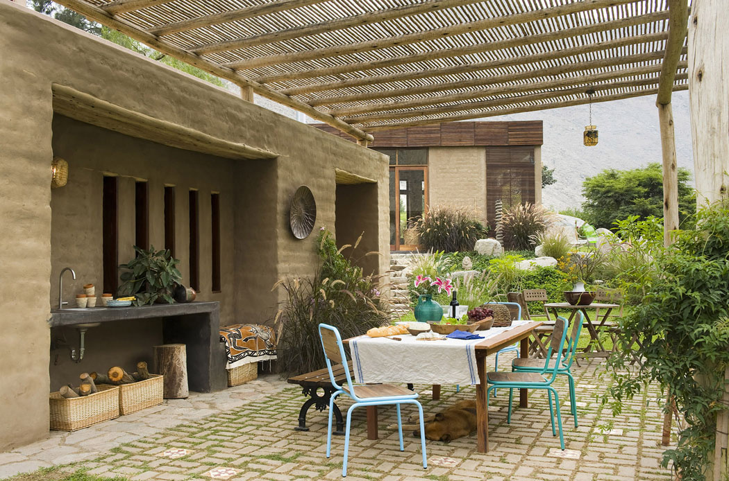 Pergola rustique, terrasse faisant office de cuisine d’été et de salle à manger outdoor terrasse outdoor pergola rustique maison de vacances