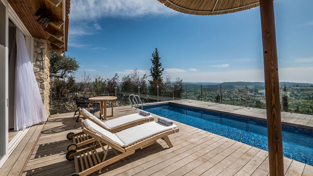 La terrasse privée avec une piscine chauffée et la vue imprenable sur les environs pittoresques hôtel de luxe piscine privée avec vue