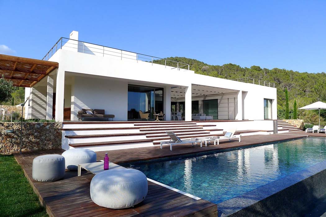 Cette villa de rêve possède une belle piscine qui vient ajouter une facette de luxe exotique à la demeure grande piscine outdoor design luxe