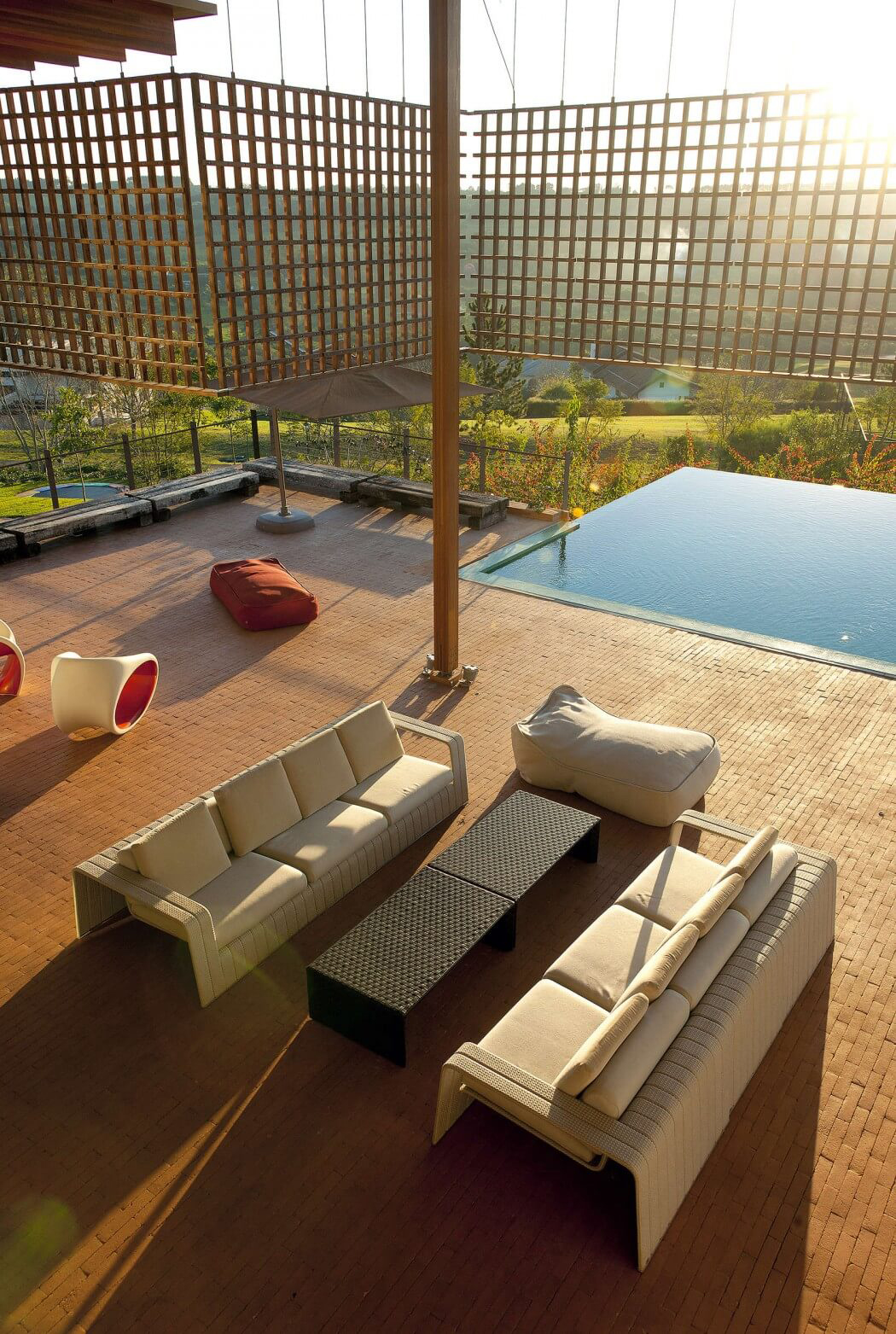 Salon moderne de jardin autour de la piscine