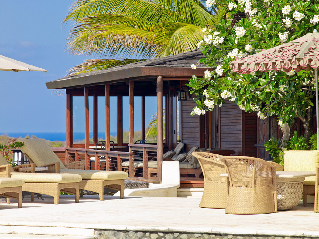 Un emplacement privilégié de la villa de vacances avec vue sur la mer et accès à la plage terrasse design luxe villa sur plage