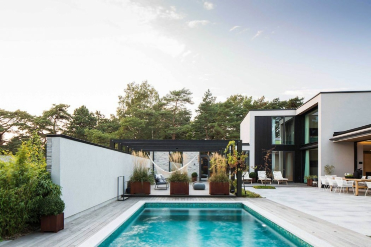 Grande terrasse avec jolie piscine à l’eau turquoise belle piscine extérieure maison familiale