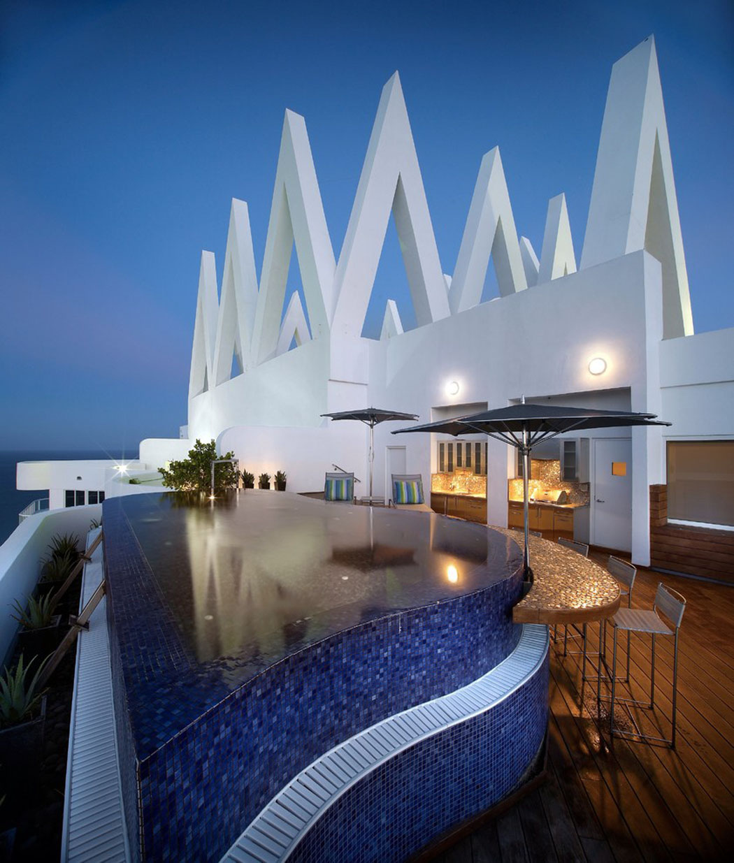 Une magnifique terrasse avec piscine à débordement et belle vue sur la mer terrasse de luxe piscine jacuzzi