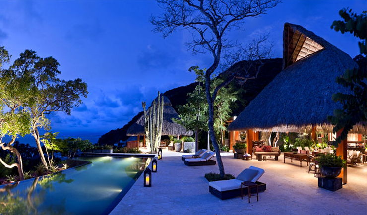 belle maison avec piscine vue de nuit