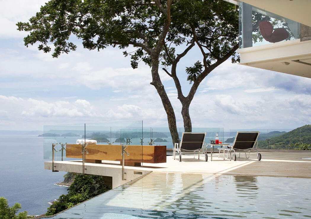 La terrasse aux garde-corps en verre enfin de ne pas obstruer la magnifique vue terrasse vue imprenable sur mer villa de luxe vacances exotiques