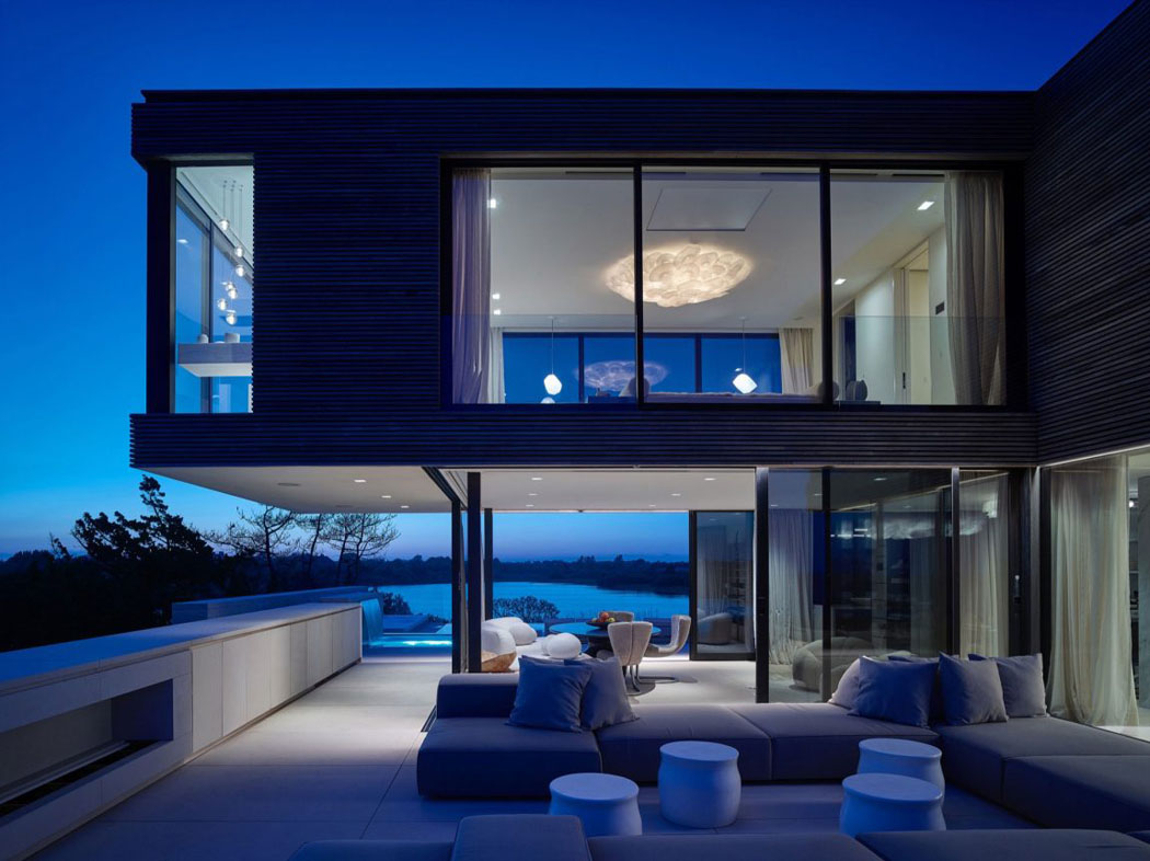 A la nuit tombée grâce aux luminaires adéquats l’intérieur et l’extérieur se confondent pour ne former qu’un belle villa de luxe vacances mer plage