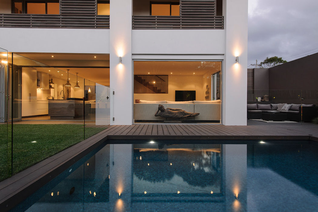 Espaces aménagés de façon sobre mais tendance estompant la frontière entre l’indoor et l’outdoor belle maison citadine outdoor indoor