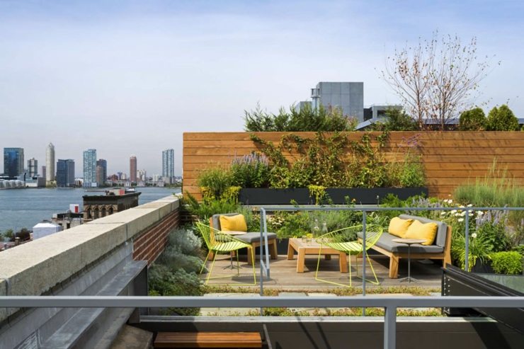 Terrasse sympa sur le toit de ce loft industriel new-yorkais terrasse sur le toit loft industriel