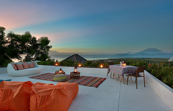 Superbe terrasse offrant une vue panoramique sur le paysage environnant terrasse villa de rêve paradisiaque
