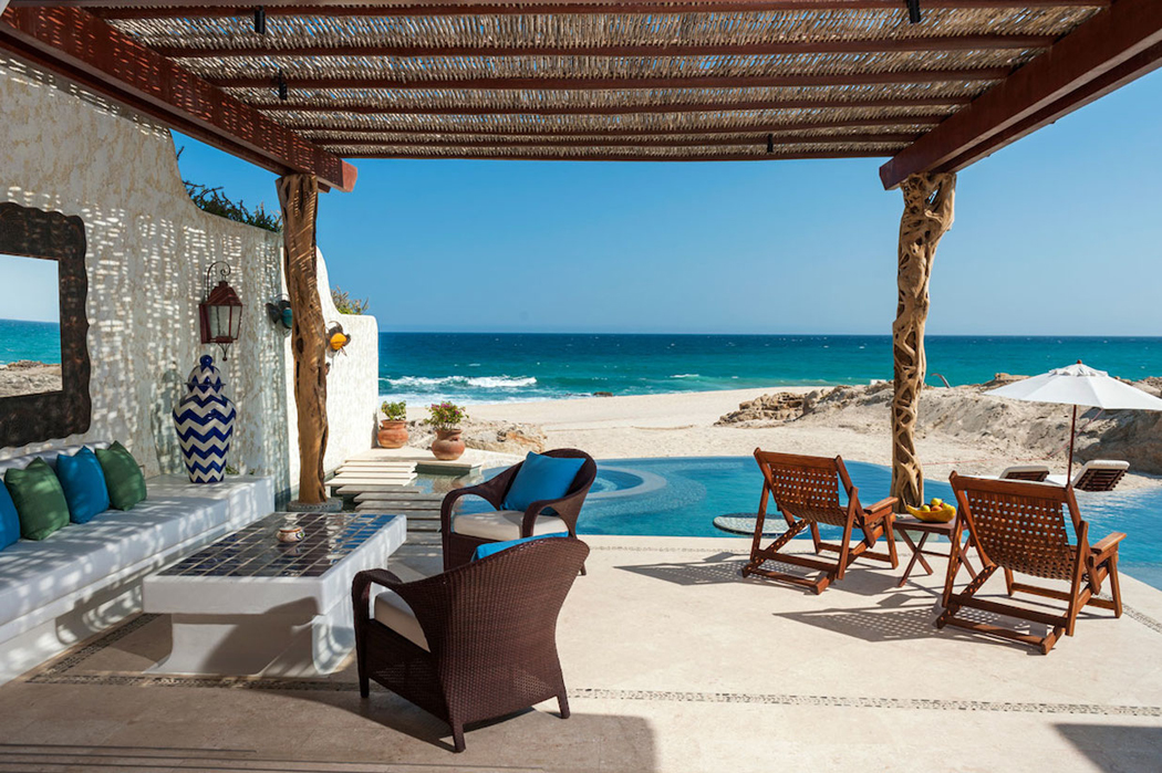 accès sur la plage exotique depuis la cour de la villa