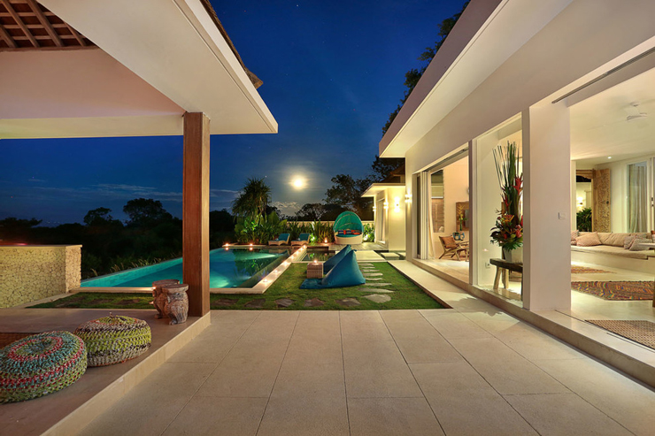 Les espaces outdoor autour de la piscine de cette villa de rêve luxueuse villa de luxe vacances exotiques