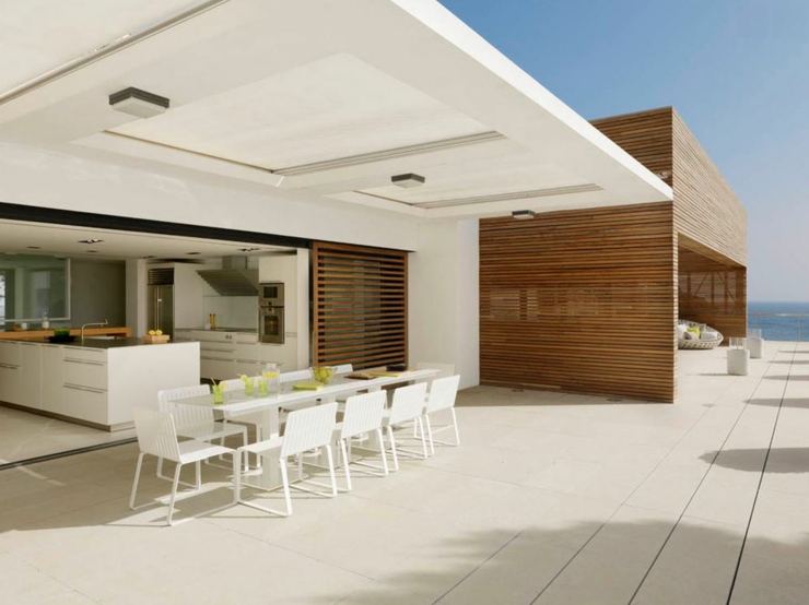 Grande terrasse avec vue imprenable sur la mer avec côté salle à manger et salon terrasse luxe extérieure avec vue sur mer
