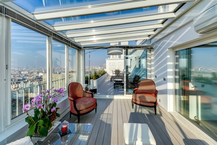La véranda de ce logement de ville inondée par la lumière véranda appartement duplex paris