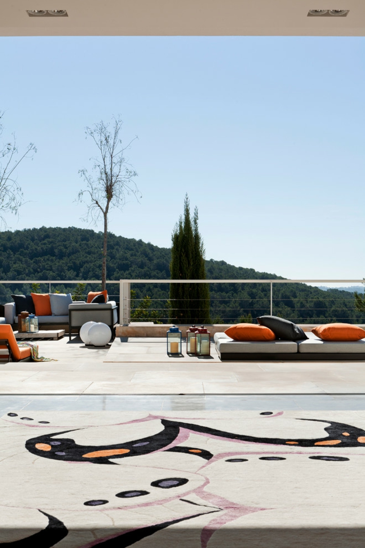 Spacieuse terrasse filante offrant une vue imprenable sur la vallée verdoyante villa de luxe méditerranéenne