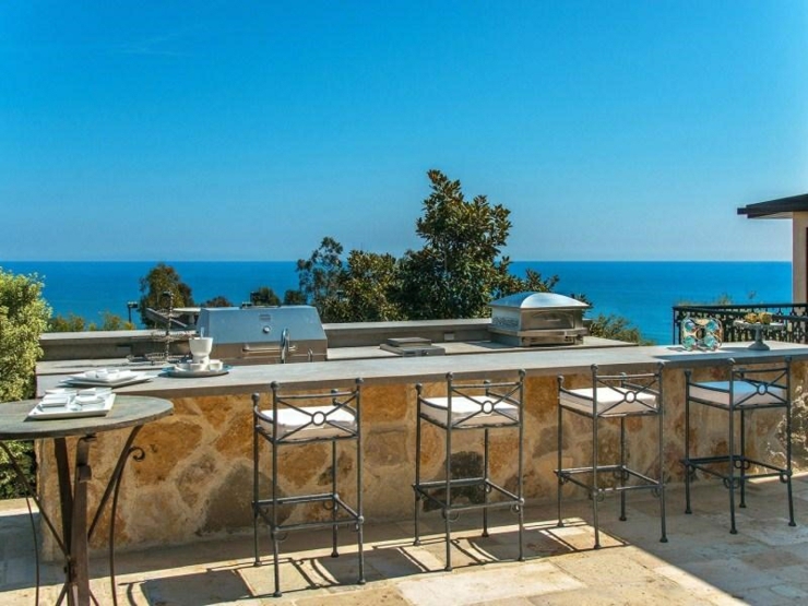 Barbecue et comptoir pour des repas face à l’océan barbecue terrasse vue sur la mer