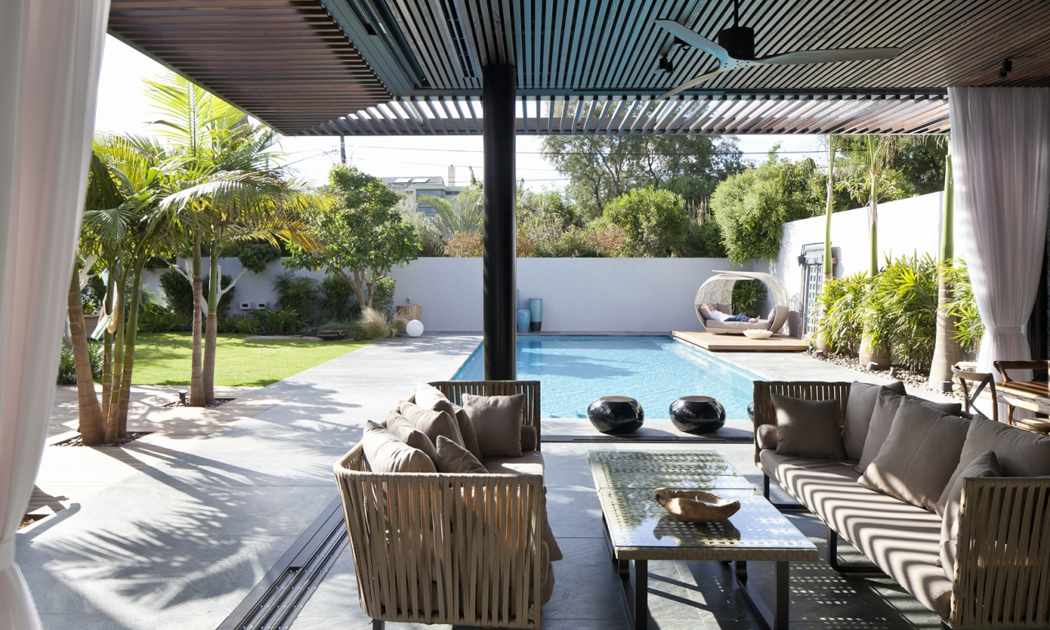 La terrasse couverte agréablement ombragée pendant la journée terrasse donnant sur la piscine