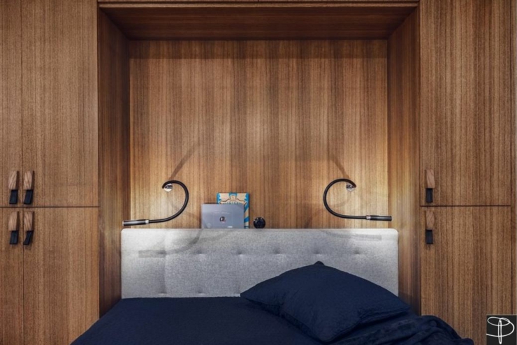 La chambre parentale avec une tête de lit et des placards en bois chambre parentale espace optimisé