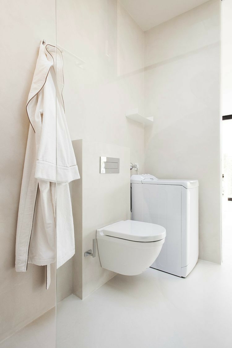 Toilettes avec une machine à laver intérieur en blanc toilettes