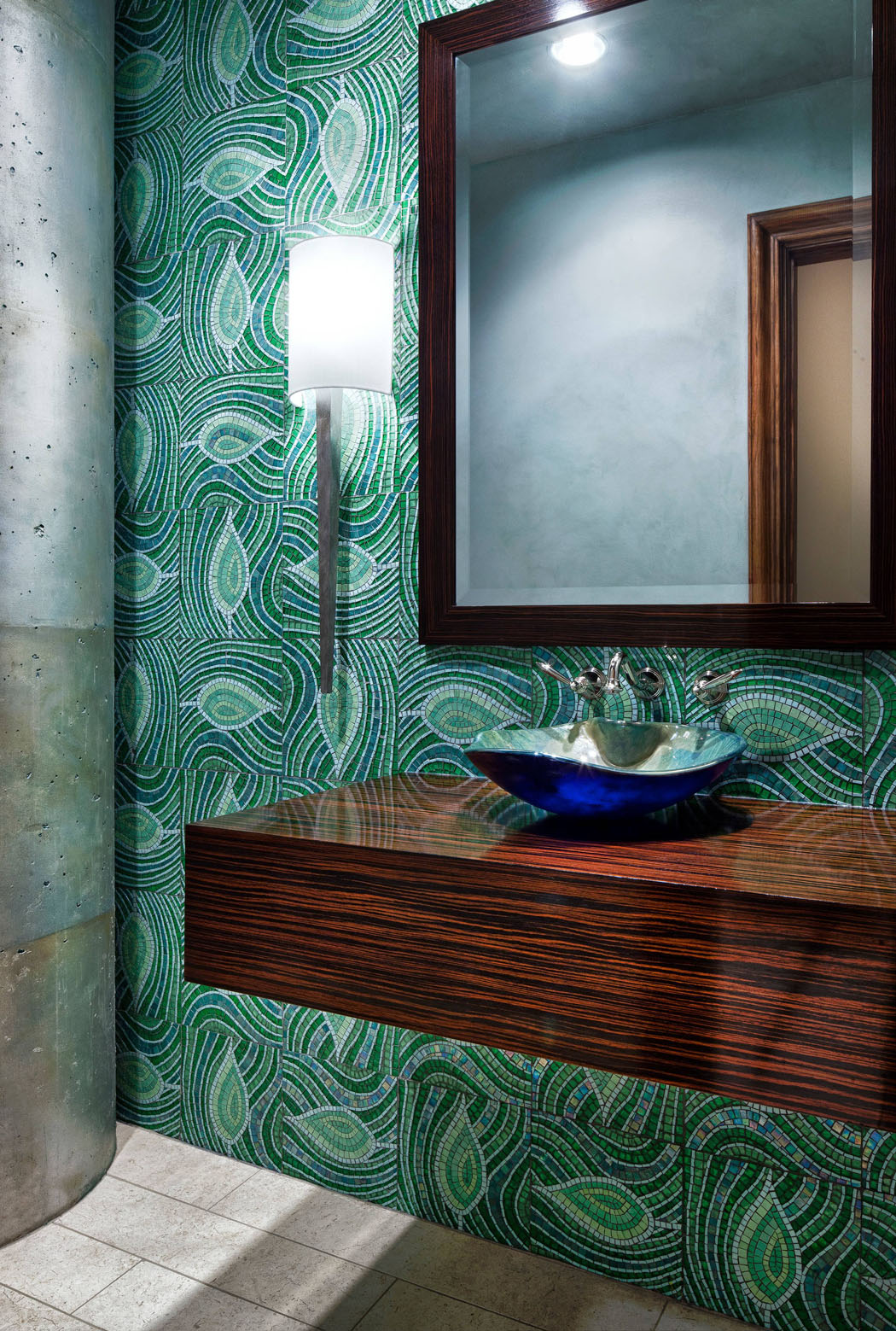 toilettes aménagées mosaïque murale verte