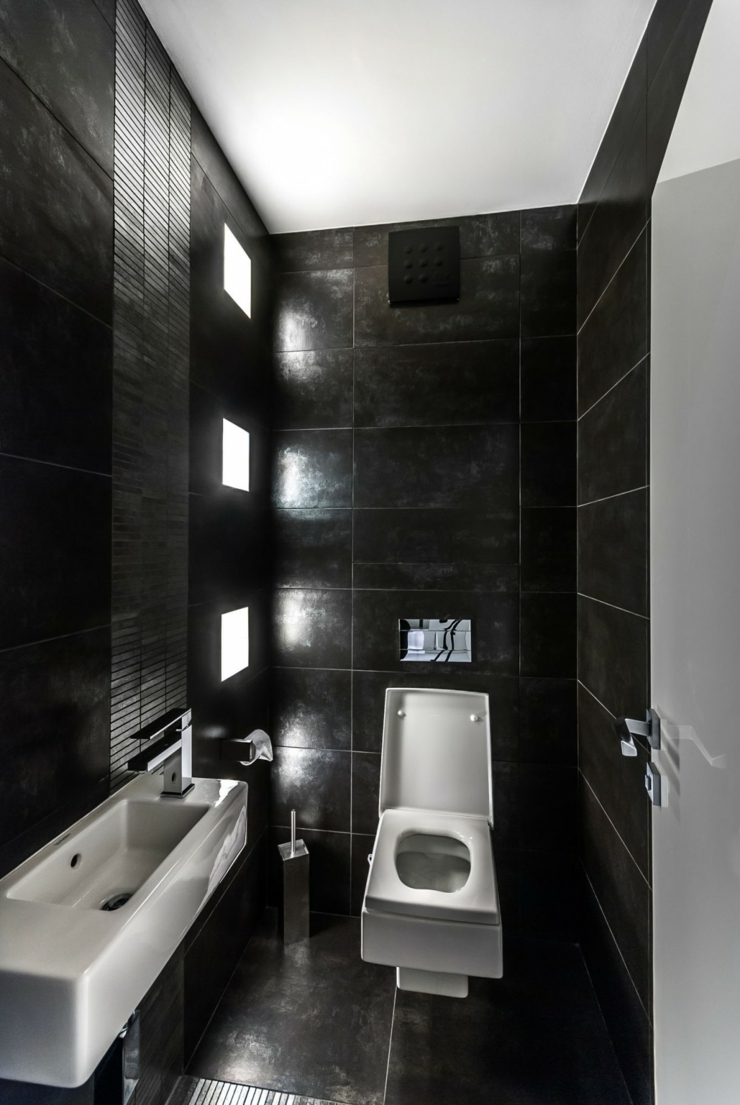 Des toilettes séparée dans le même style que la salle de bains toilettes moderne en blanc et noir