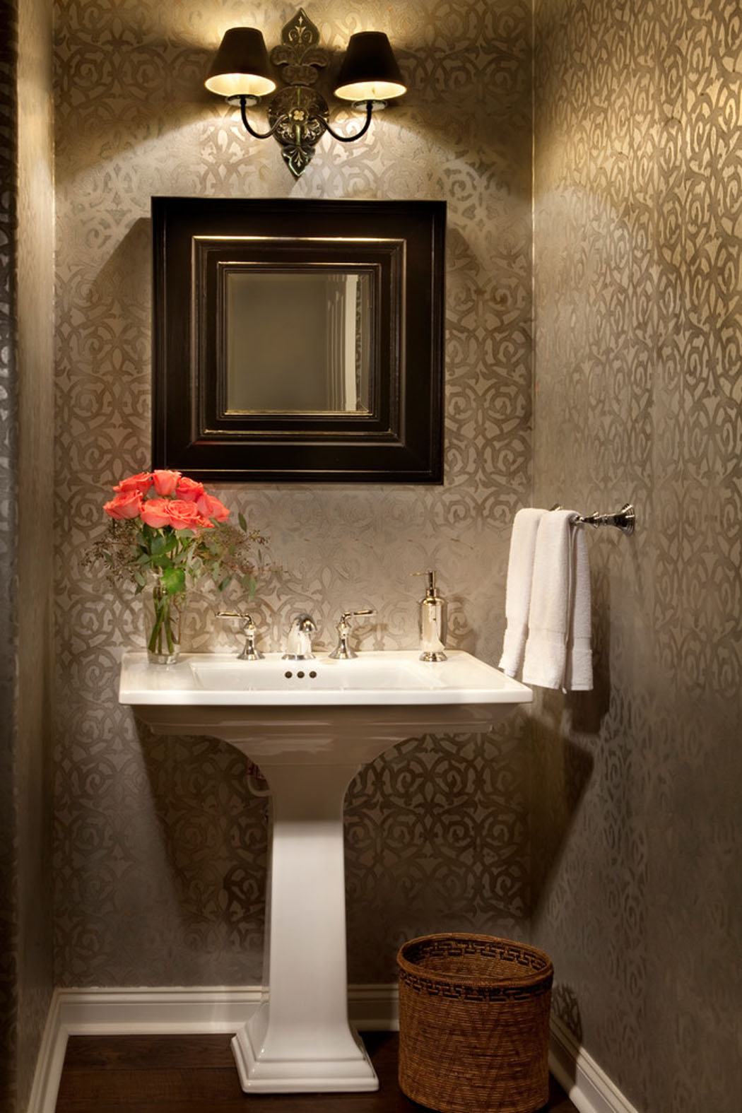 Décoration aux lumières tamisées pour les toilettes de cette maison rénovée toilettes wc design déco moderne