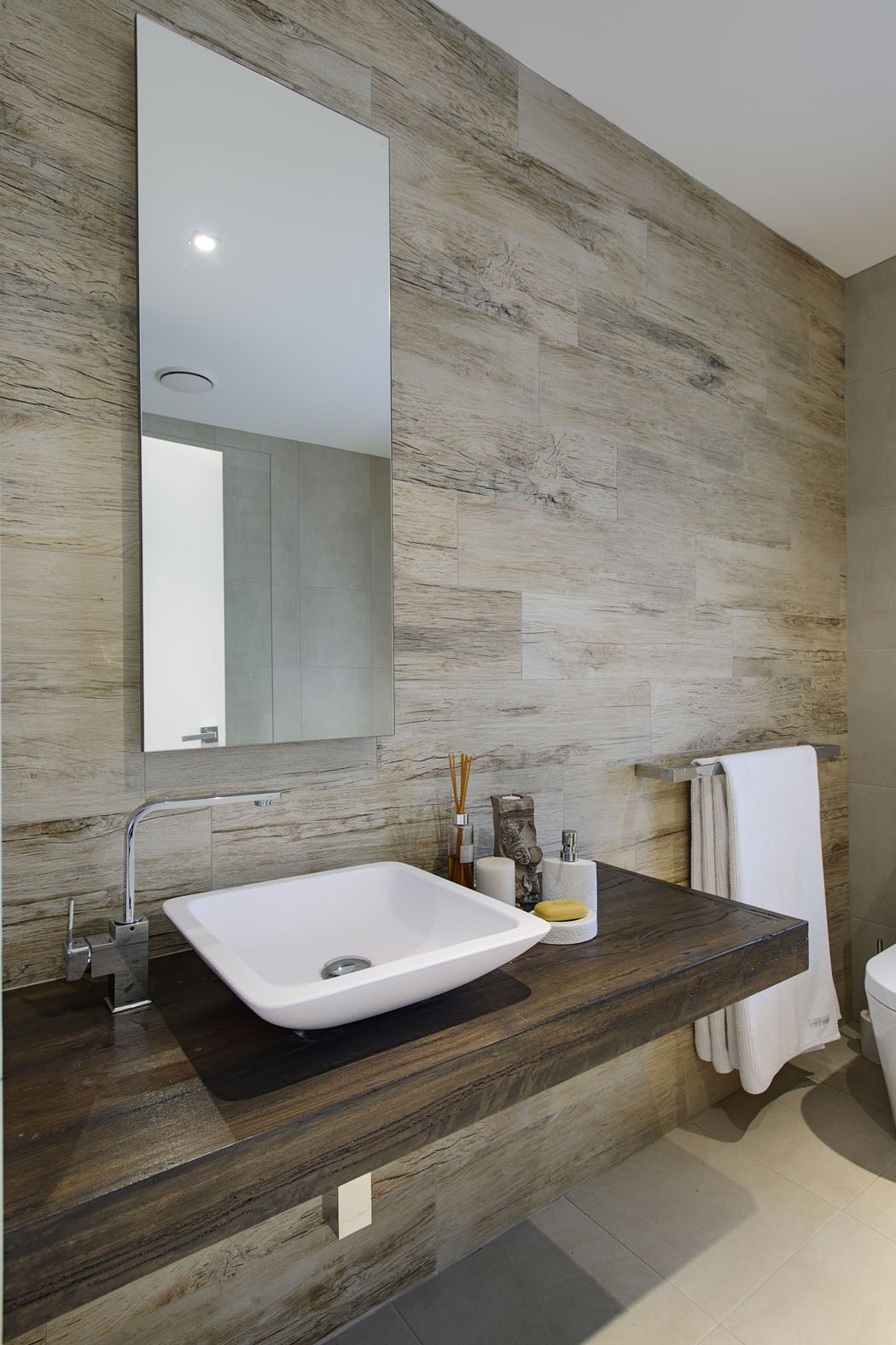 Toilettes et salle de bains de cette maison design contemporain aux touches industrielles salle de bains couleurs beige marron