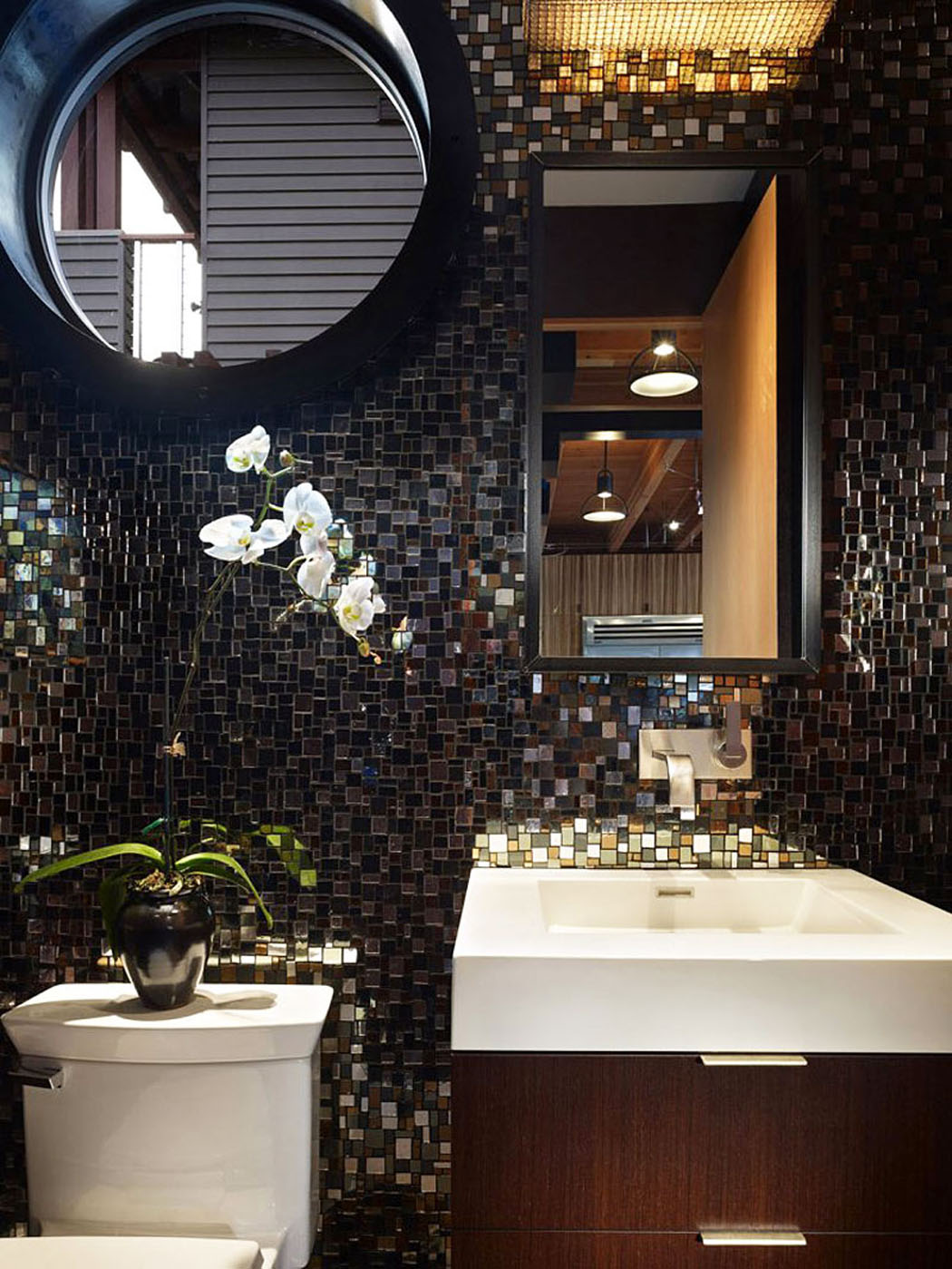 Toilettes et salle de bains se trouvent aussi à ce niveau de cette maison originale toilettes design moderne maison originale atypique flottante