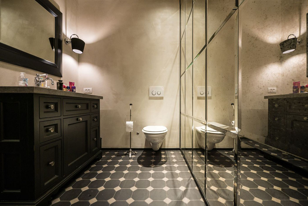 Les toilettes à l’étage de cette maison de charme rustique en pleine ville de Tel Aviv aménagement déco toilettes maison citadine