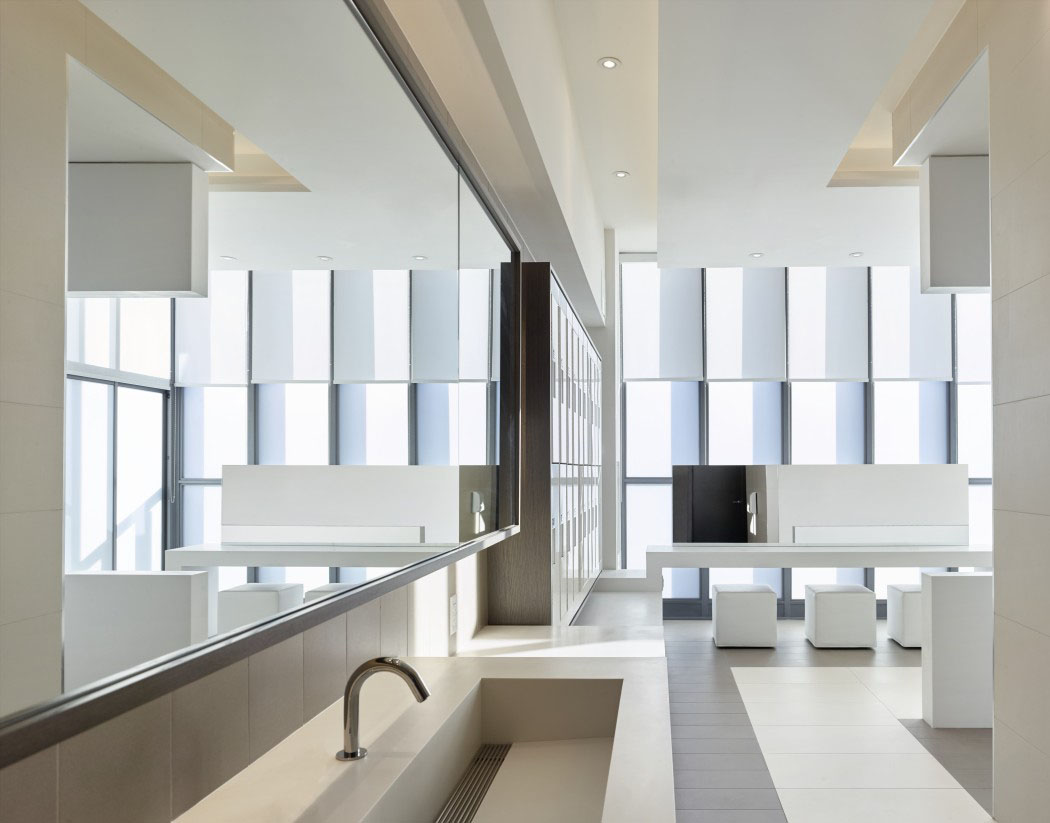 Vestiaires chics au design luxueux et moderne suivant la ligne générale de l’intérieur vestiaires ameublement luxueux immeuble de prestige