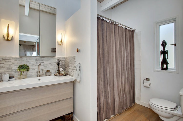 Salle d’eau et toilette avec rideau d’intimité salle d'eau simple en blanc design propre