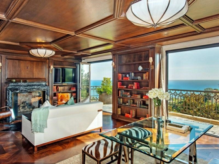 Salon multimédia et bibliothèque avec vue sur l’océan Intérieur classe luxe prestige résidence