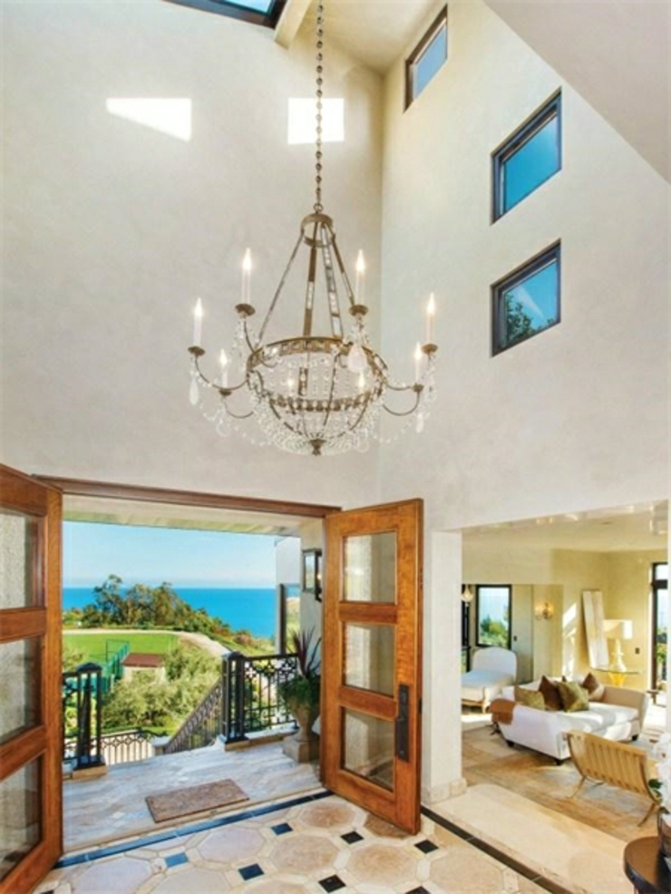Entrée principale au plafond haut de cette propriété de prestige entrée résidence de luxe à Malibu