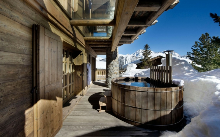 Jacuzzi extérieur de ce chalet de luxe à Courchevel jacuzzi extérieur chalet les sorbiers courchevel