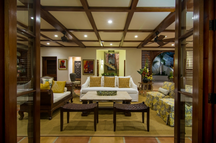 Séjour de cette villa de rêve décoré dans les tons gais intérieur de location villa vacances exotiques