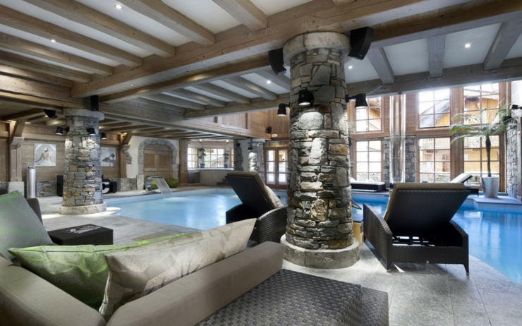 Espace détente à côté de la piscine intérieure piscine luxe chalet courchevel 1850